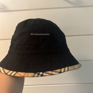 Burberry bucket hat, reversible